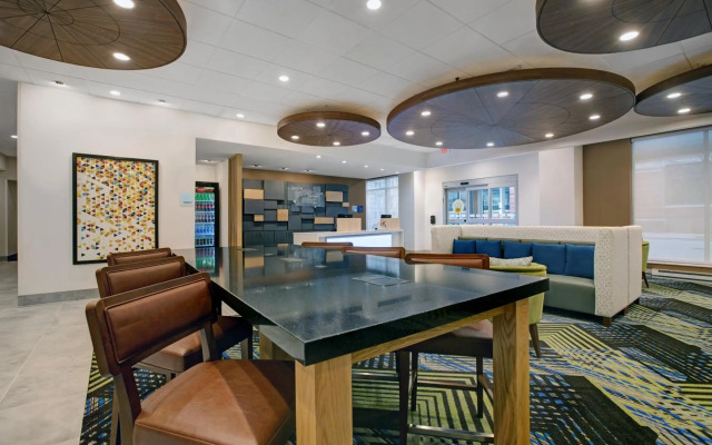 Holiday Inn Express Milwaukee Downtown by IHG