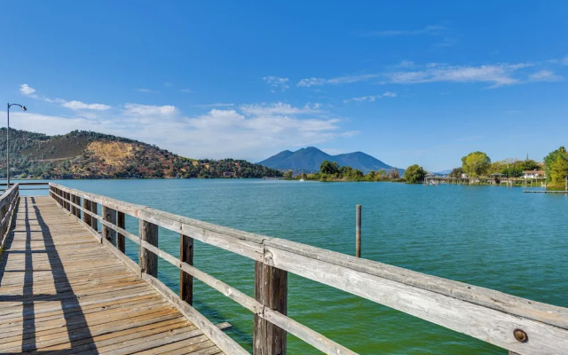 < 1 Mi to Water: Cozy Clearlake Cabin