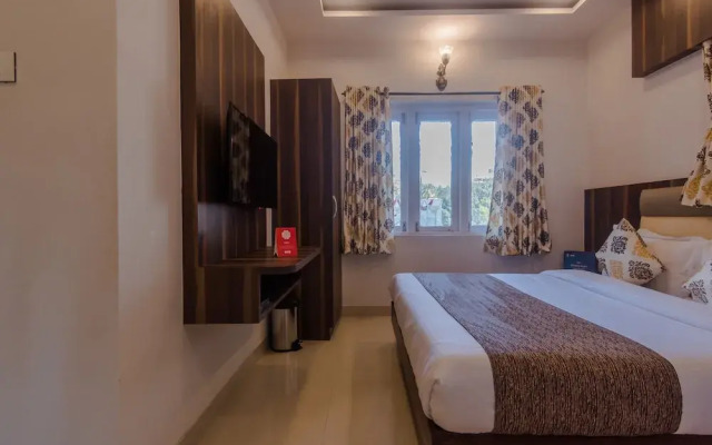 OYO 10217 Hotel Golden Palms