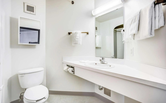 Motel 6 Red Deer, AB