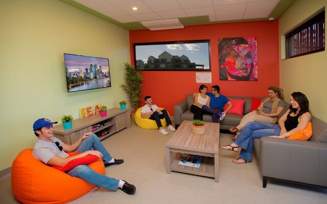 Breeze Lodge - Hostel