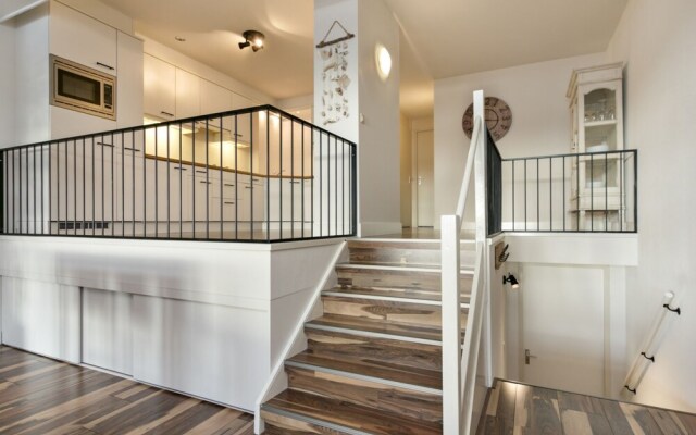 Spacious Luxury Apartment With Beautiful Views of the Marina
