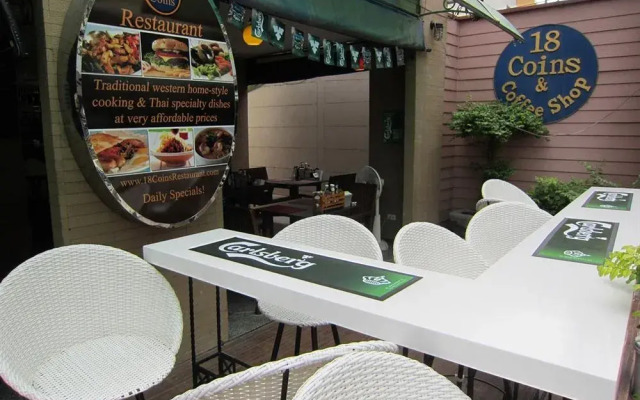 18 Coins Cafe & Hostel