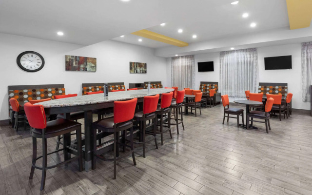 Days Inn & Suites by Wyndham Lubbock Medical Center