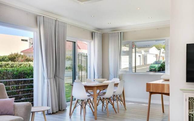 Stylish 2 Bedroom Apartment in Camps Bay Asilvertide
