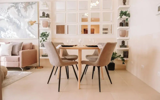 A Luxurious 1BR Apartment