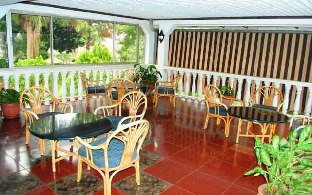 Mosa Court Apartments
