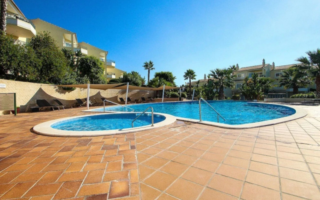 49 Presa da Moura Superbly 2 Bed Townhouse Clos