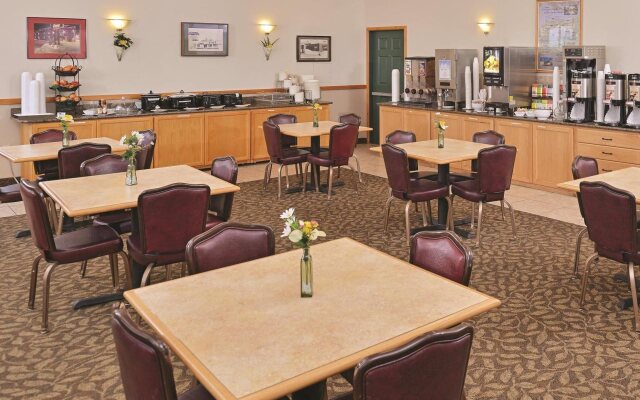 Cedar Street Hotel and Suites