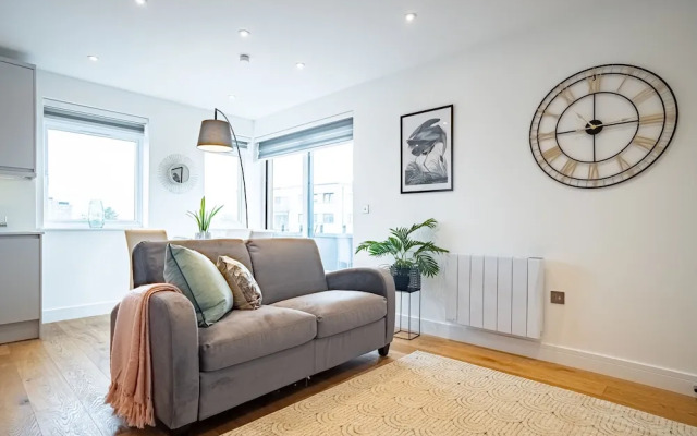 Deluxe & Chic 1 & 2 Bed Apts near Heathrow, Legoland, & Windsor Slough