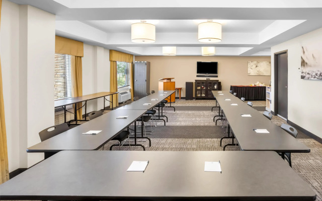 Best Western Thompson Hotel & Suites