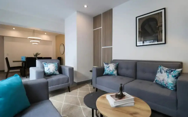 w Grandiose Duplex w Modern Deco in Miraflores