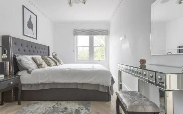 Stunning 4-bed Property in London-parking & Garden