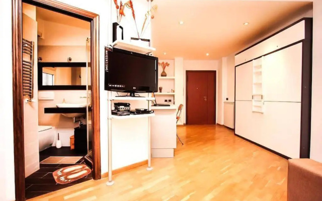 Petite Home In Rome