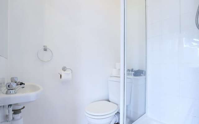 Cosy Studio In West London Fits 2