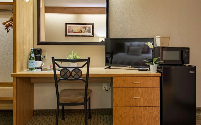 Magnuson Hotel Lincoln Airport