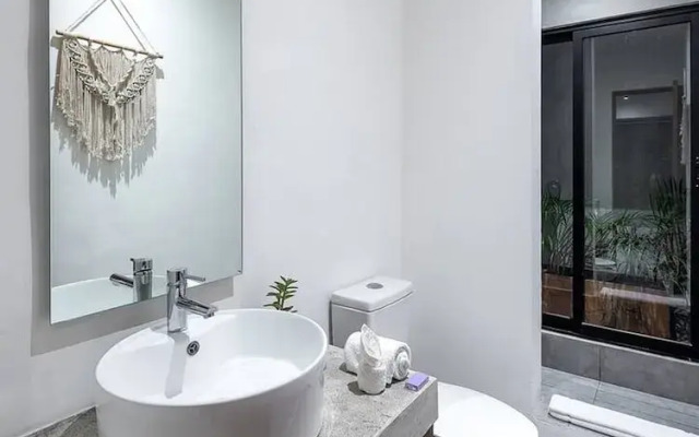 Great Located Private Villa W/amazing Rooftop Pool