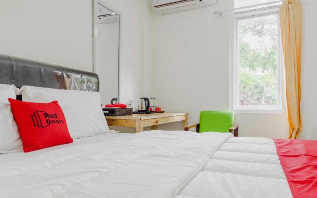 RedDoorz Plus near UPN Veteran Jakarta