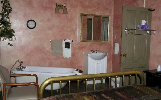 Model-T Inn & Restaurant