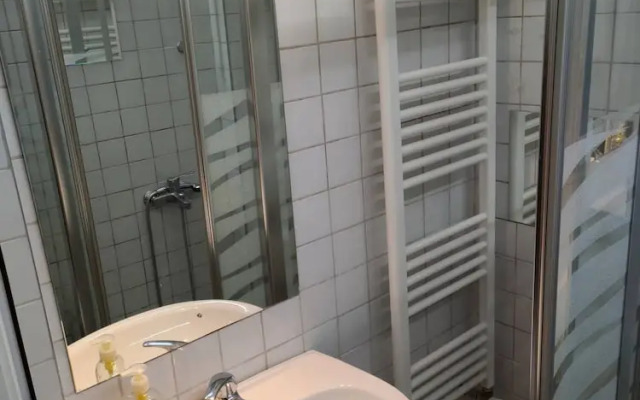 Center Apartment With Private Yard D11