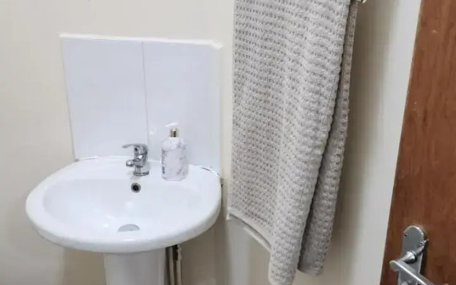 Wolverhampton City Centre - 1-bed Flat - Sleeps 3
