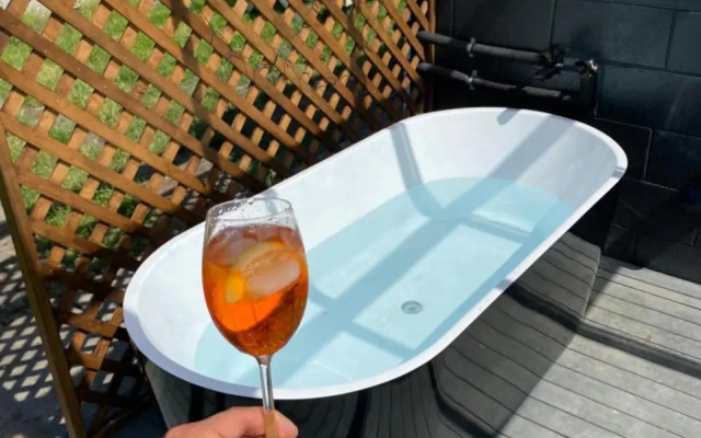 Studio Unit with Outdoor Bathtub
