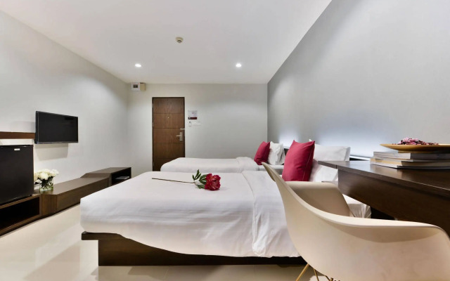 De Botan Srinakarin Hotel & Residence