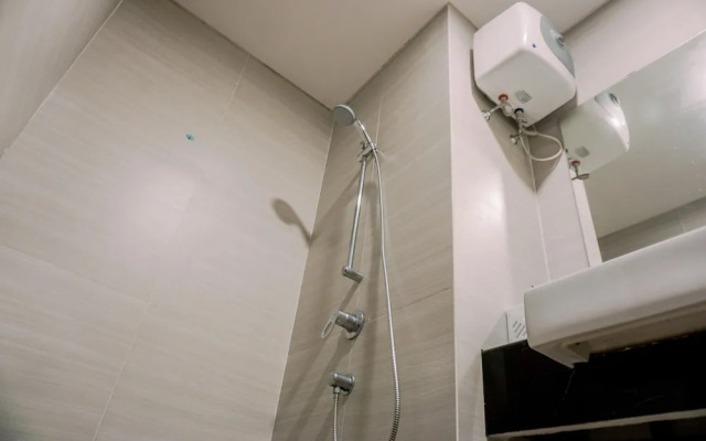 Homey And Warm Studio At West Vista Apartment