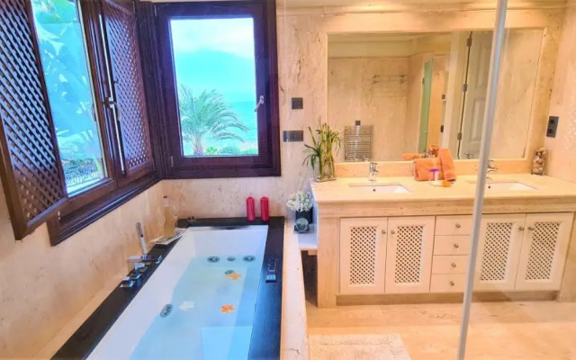 LUXURY APARTMENT FRONTAL BEACH in Doncella Beach