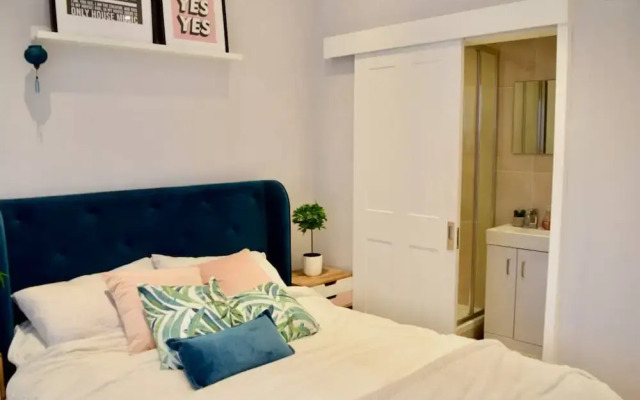 Modern 3 Bedroom Garden Flat in Tooting