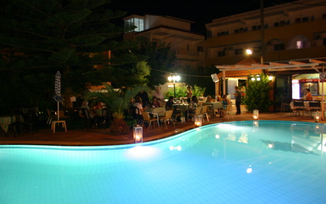 Lyristis Dinos Studios & Apartments