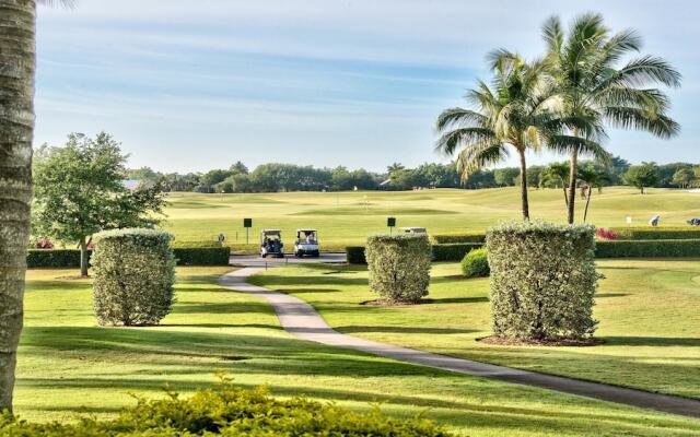 Genoa Vacation Rental: Stylish 2-BR Condo with Golf & Lake Views. Resort-Style Pool, Hot Tub, and Easy Access to Championship Golf. Minutes from Naples Beaches, 5th Avenue S, and Marco Island
