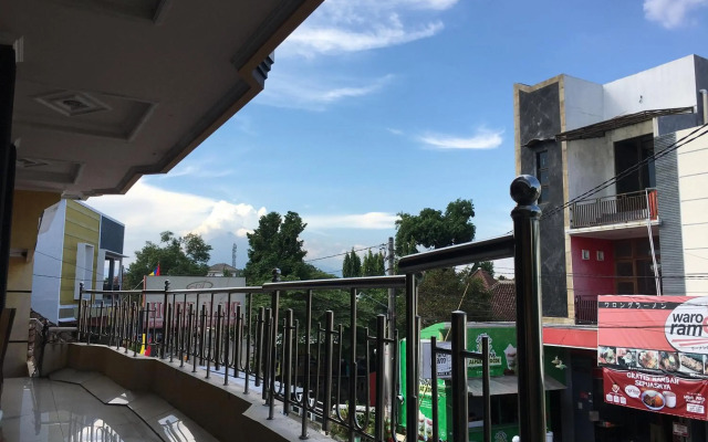 Hotel Alami near Alun-Alun Klaten by ZUZU