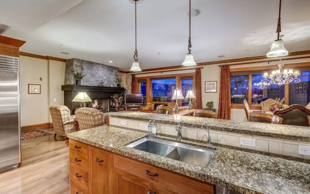 Hummingbird Retreat - Four Bedroom Townhome