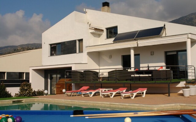 Scenic Villa in Palau Saverdera With Private Swimming Pool