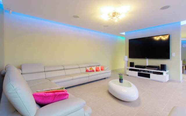 Luxury at Villa Cama - Your Dream Vacation Rental!