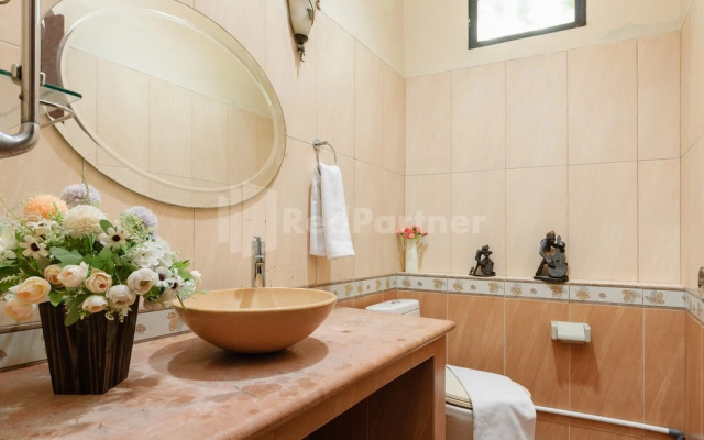 SR Residence near Mall Ciputra Cibubur Mitra RedDoorz