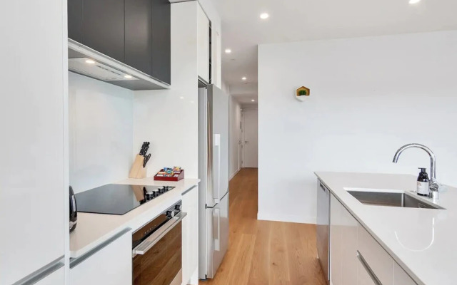 Takapuna Contemporary 2BR with Carpark