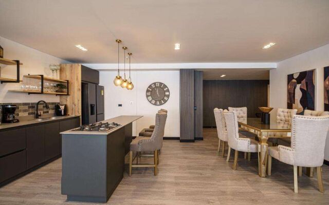 First Class Hotel