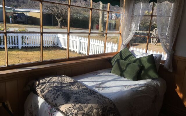 Settlers Cottage Motel