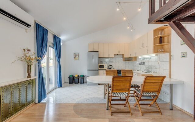 Spacious Apartment w Three Balconies and Parking