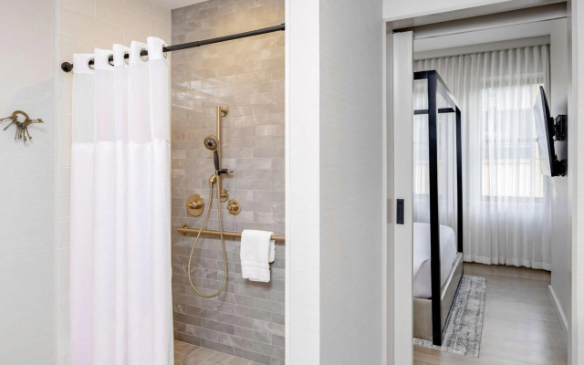 Hotel Fort Des Moines, Curio Collection by Hilton