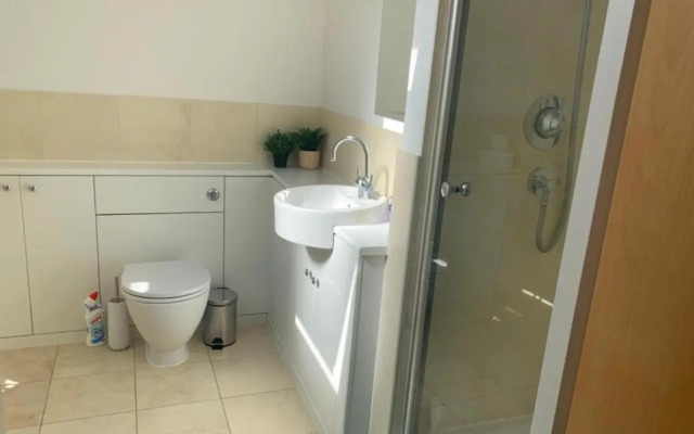 Addlestone - Large Stunning 2 bed room Apartment