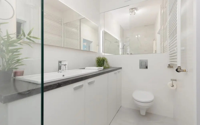 Lux Apartment by Renters Prestige
