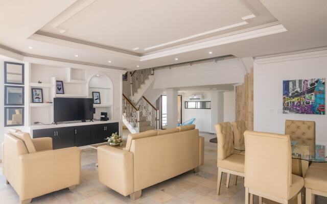 Penthouse con Piscina Privada El Laguito