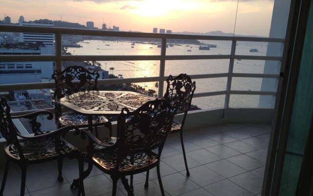 View Talay 6 Pattaya Beach Apartment by Honey
