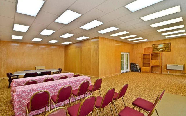 Econo Lodge Inn & Suites Madras