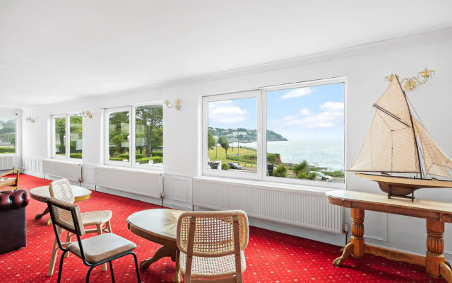 Waters Edge Hotel