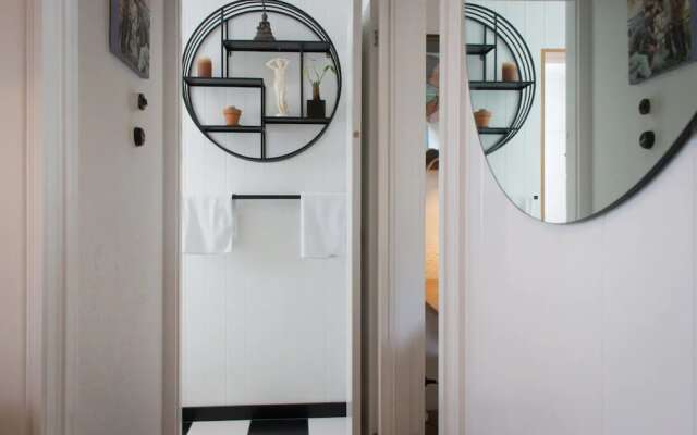 Stylish 2 Bed Art Deco Apartment