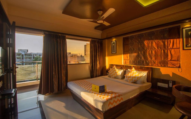 Super Townhouse OAK Regal Inn Near Sant Tukaram Nagar Metro Station